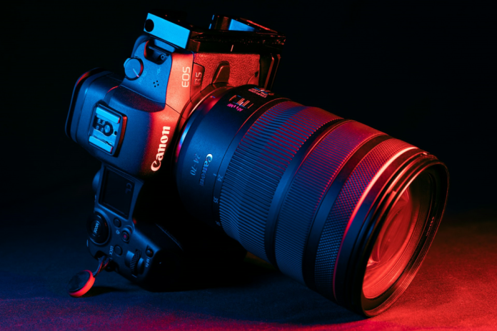 Canon EOS R5 red lighting